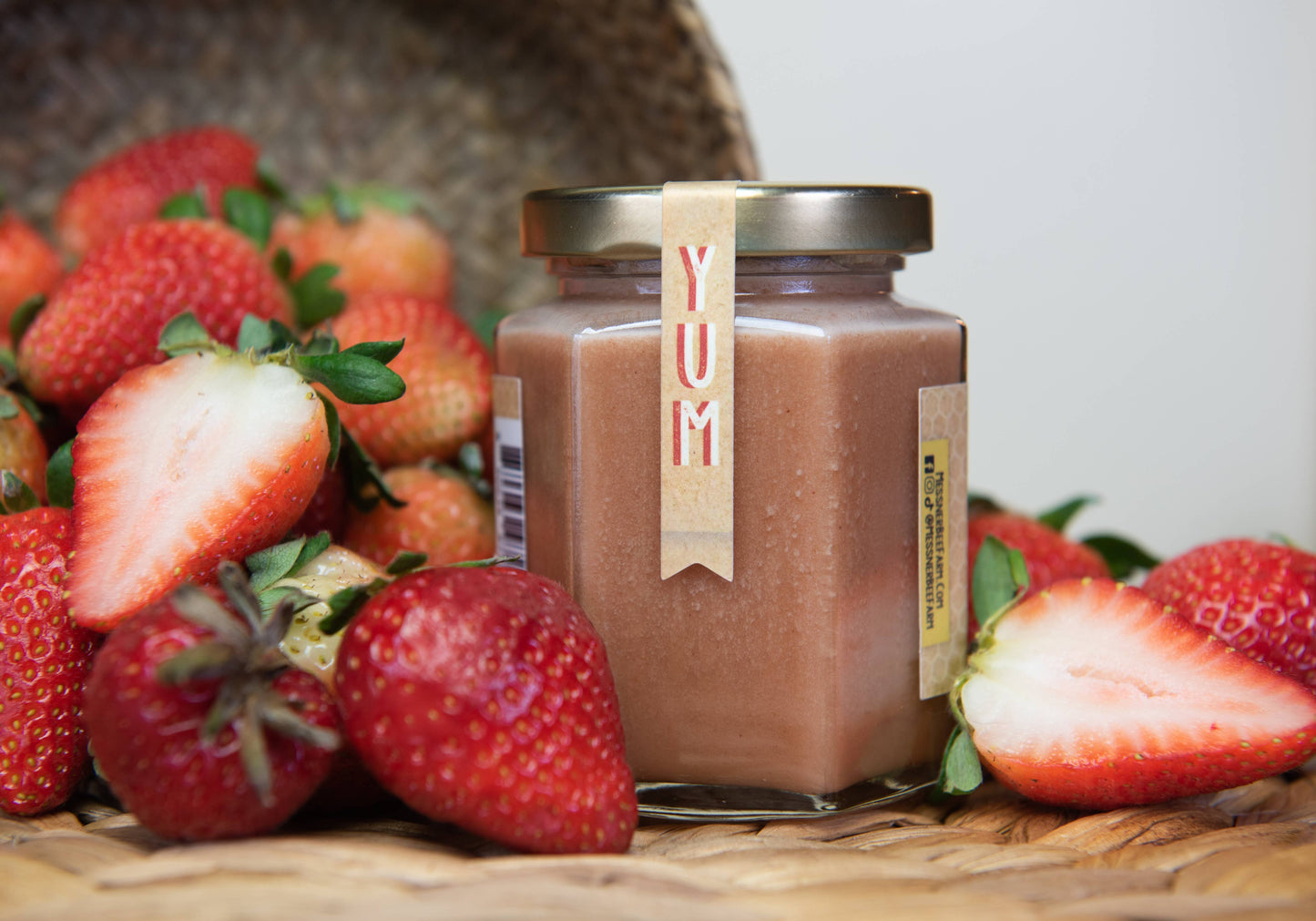 Strawberry Rhubarb Creamed Honey / 9oz